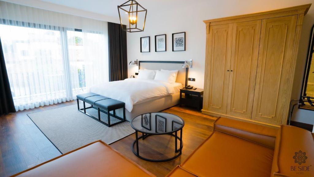 Be Side Hotel في سامسون: غرفة نوم بسرير وكرسي وطاولة