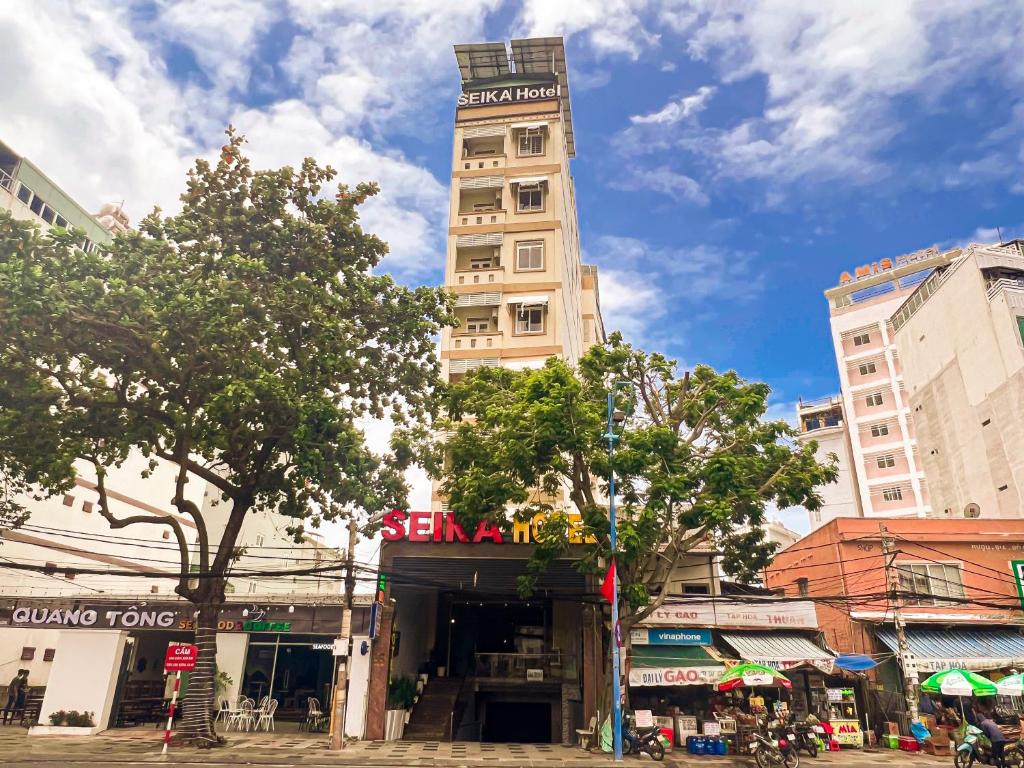 un edificio alto en medio de una ciudad en Seika Hotel by The Moment en Vung Tau