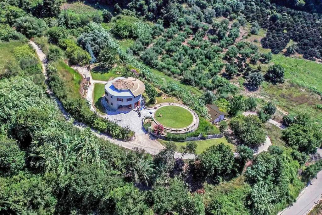 uma vista aérea de uma casa numa colina em Round Family Villa near Ancient Olympia & the Sea em Káto Samikón