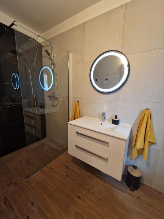 Koupelna v ubytování Medeni Apartma