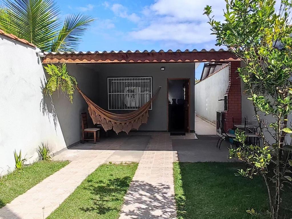 una porta d'ingresso di una casa con portico di Recanto Maria Flor a Guarujá