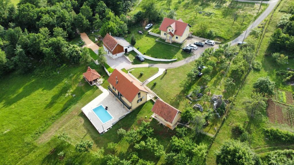 Bazén v ubytování Kuca Roza nebo v jeho okolí