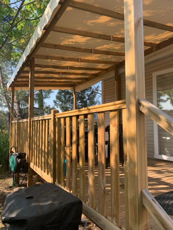 Balkon lub taras w obiekcie Envie d un break de paysages sauvages et de nature ce mobile home neuf tout confort climatise idealement situe au bord de l eau dans un camping 4 etoiles vous attend pour un week end quelques jours ou des vacances en famille