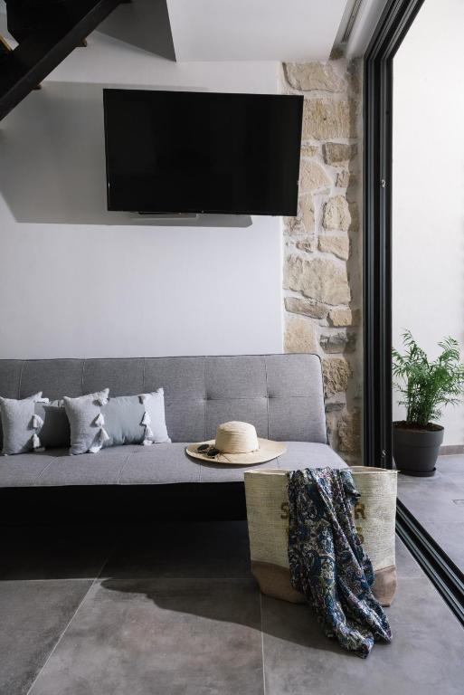 TV a/nebo společenská místnost v ubytování Aphrodite Luxury Accommodation