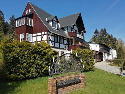 een groot huis met een bord ervoor bij Helenenhof in Kurort Altenberg