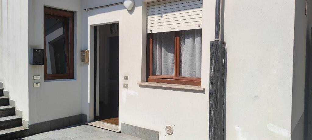 eine Tür mit einem Fenster an der Seite eines Hauses in der Unterkunft Appartamento 2 del Vecchio Convento in Orino