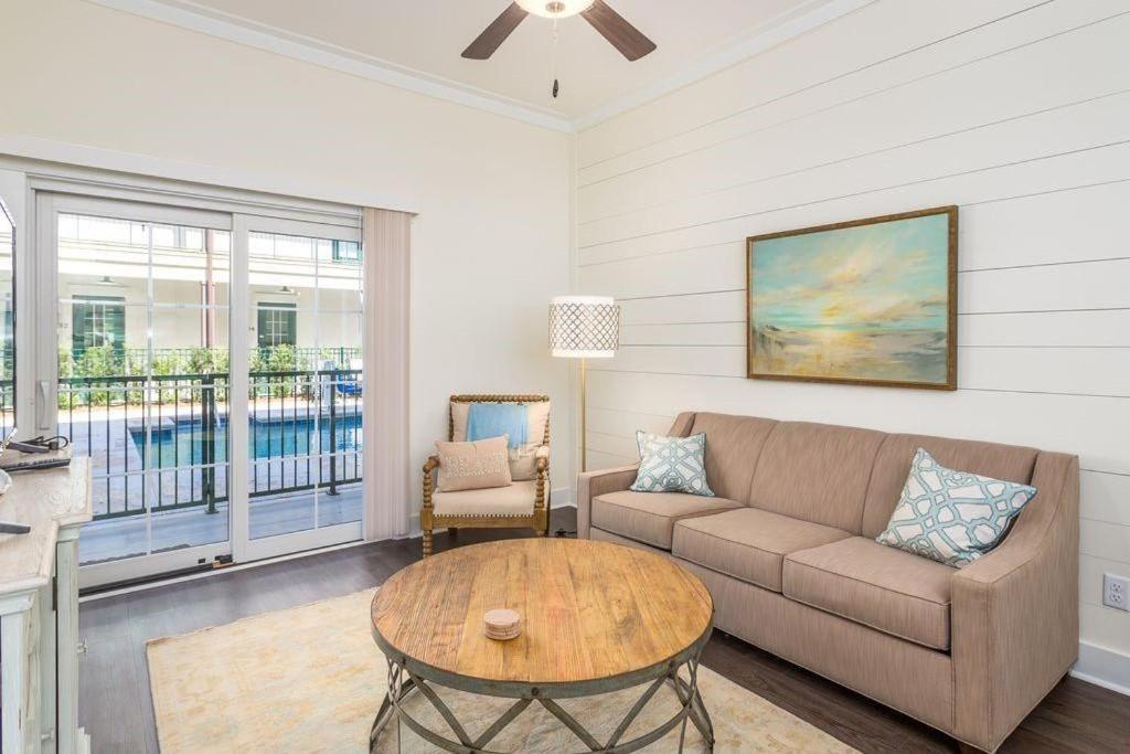 Posezení v ubytování Queen Suite @ 400 Ocean Suites