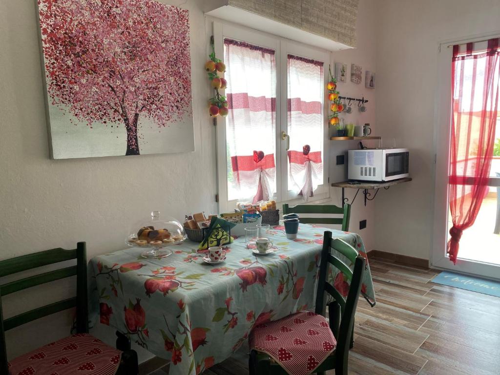een tafel in een keuken met een tafelkleed erop bij Il melograno in Usini