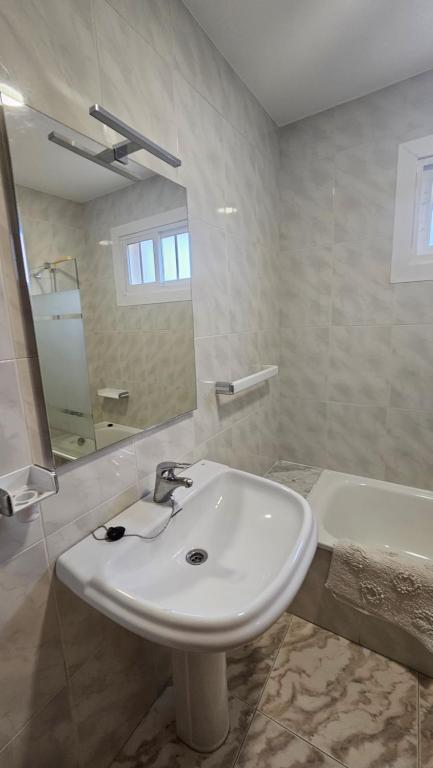 A bathroom at Apartamentos Coral Do Mar I