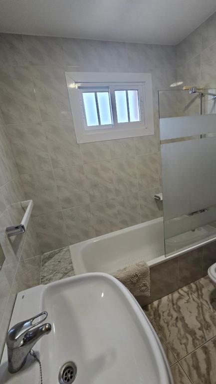 A bathroom at Apartamentos Coral Do Mar I