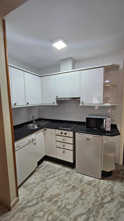 A kitchen or kitchenette at Apartamentos Coral Do Mar I