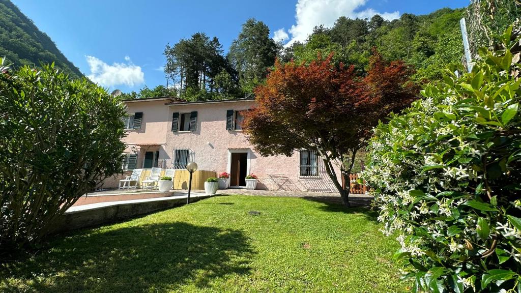 an exterior view of a house with a yard at dream house in Stazzema