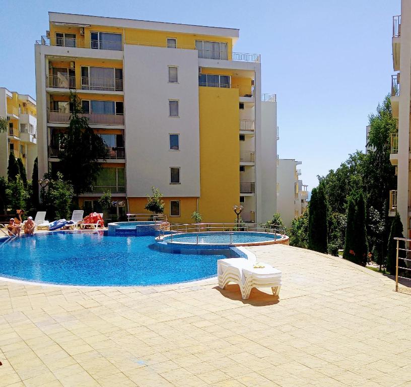 Bazén v ubytování Apartament Sea Fort Club Grand Resort Fort Noks Sveti Vlas-Bastet BS nebo v jeho okolí