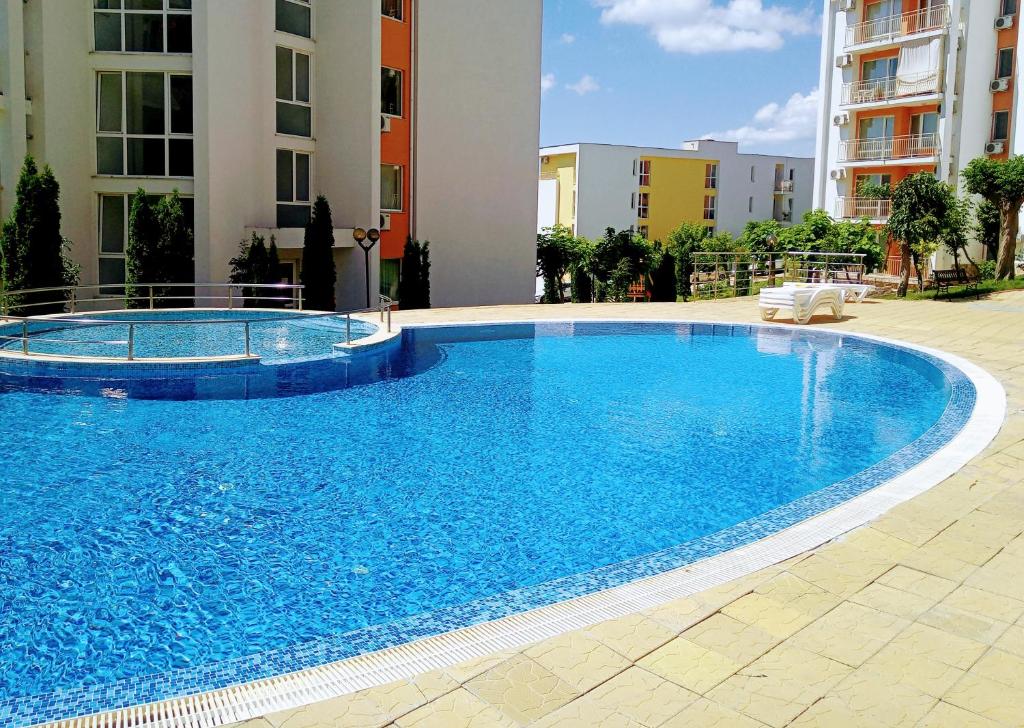 Bazén v ubytování Apartament Sea Fort Club Grand Resort Fort Noks Sveti Vlas-Bastet BS nebo v jeho okolí