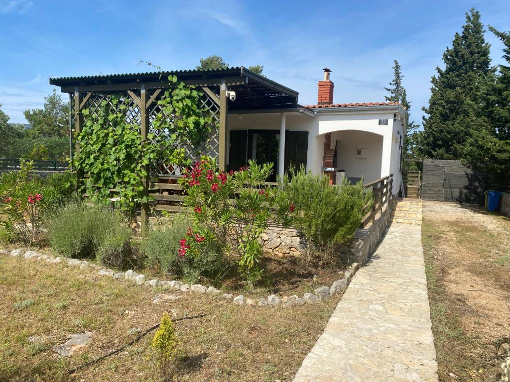una piccola casa con un giardino di fronte di Holiday home - Villa Bianca a Stari Grad (Cittavecchia)