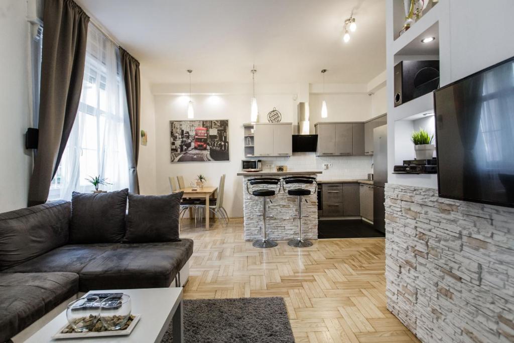 ブダペストにあるModern spacious flat in Budaのリビングルーム(ソファ付)、キッチン
