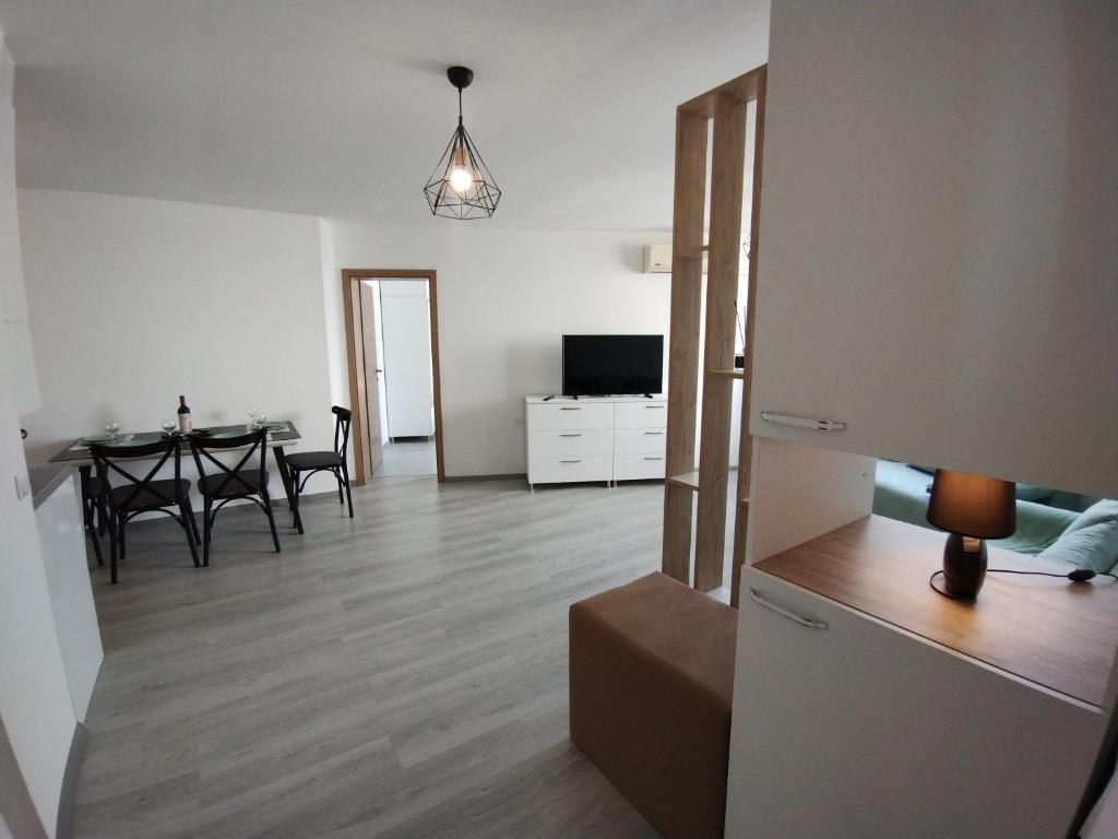 TV a/nebo společenská místnost v ubytování Apartament Sea Fort Club Grand Resort Fort Noks Sveti Vlas-Bastet BS