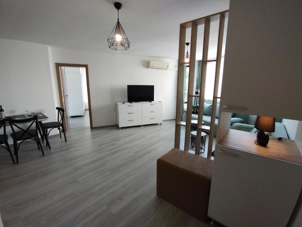 TV a/nebo společenská místnost v ubytování Apartament Sea Fort Club Grand Resort Fort Noks Sveti Vlas-Bastet BS