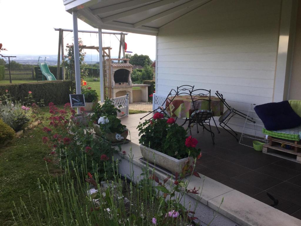 Ein Garten an der Unterkunft Gite de Belle vue