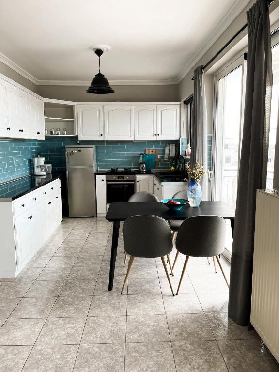 Kuchyň nebo kuchyňský kout v ubytování Porto Pireo Penthouse Sea View