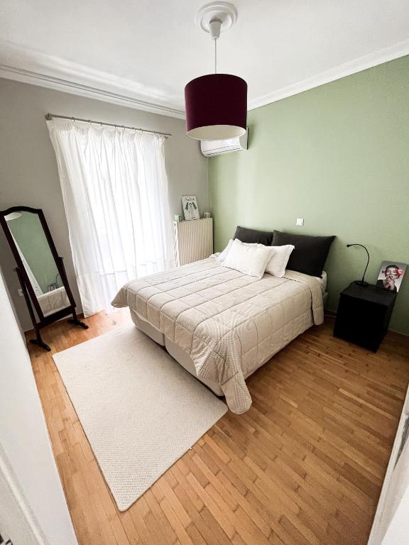 Postel nebo postele na pokoji v ubytování Porto Pireo Penthouse Sea View