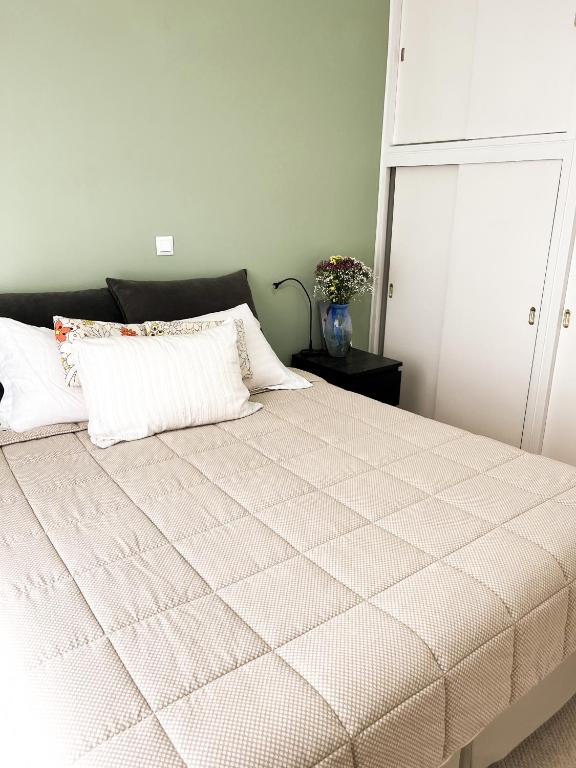Postel nebo postele na pokoji v ubytování Porto Pireo Penthouse Sea View
