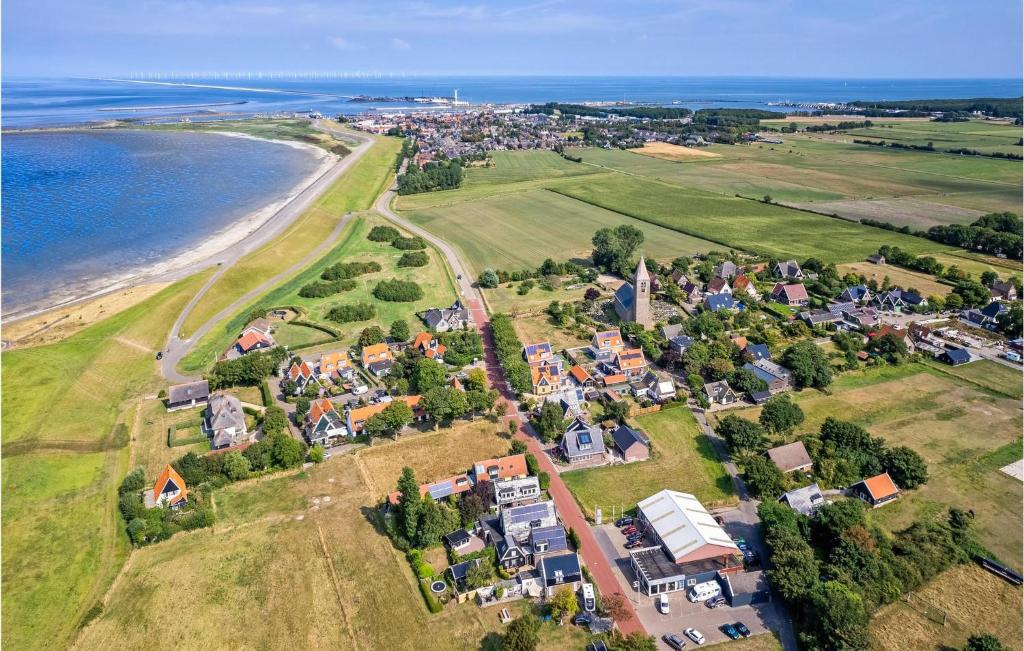 uma vista aérea de uma aldeia ao lado da praia em Kavel 11 em Den Oever