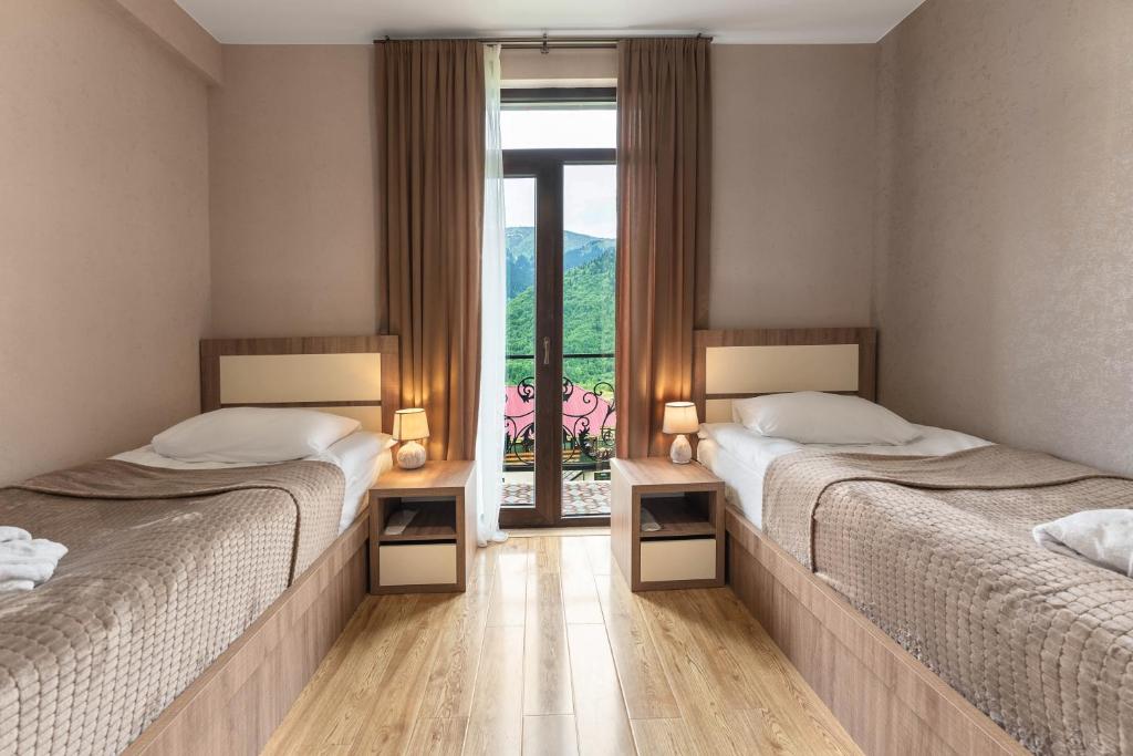 Postel nebo postele na pokoji v ubytování Panorama Ushba