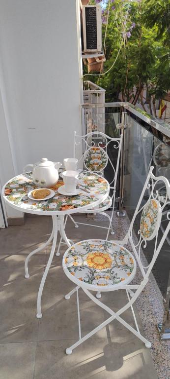 een tafel en stoelen met borden eten erop bij AM DEL SOL in Fuengirola