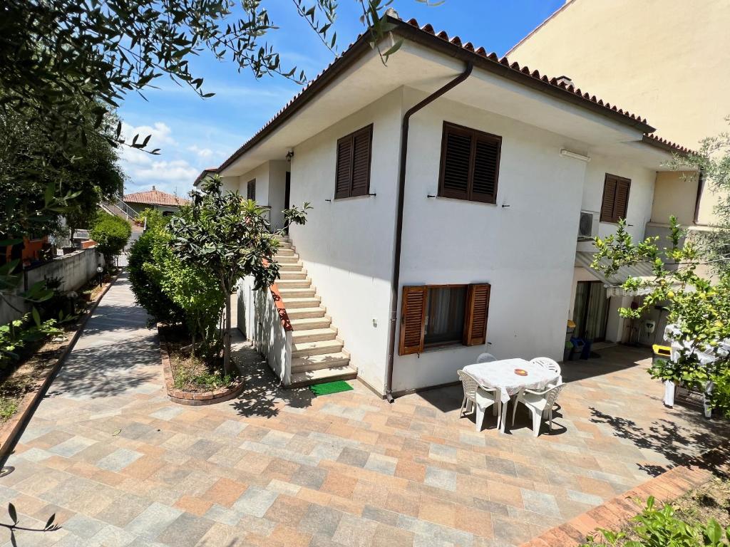 a white house with a stairs and a table at Villetta Saba in Olbia