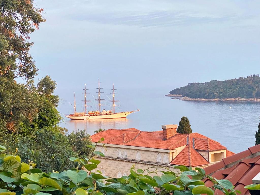 duży statek w wodzie z domem w obiekcie Sunset over the Dubrovnik's Old Town w Dubrowniku