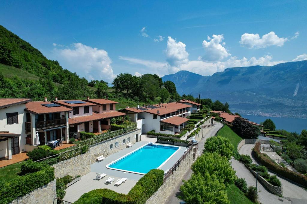 een afbeelding van een villa met zwembad bij Residence Altogarda in Tremosine Sul Garda