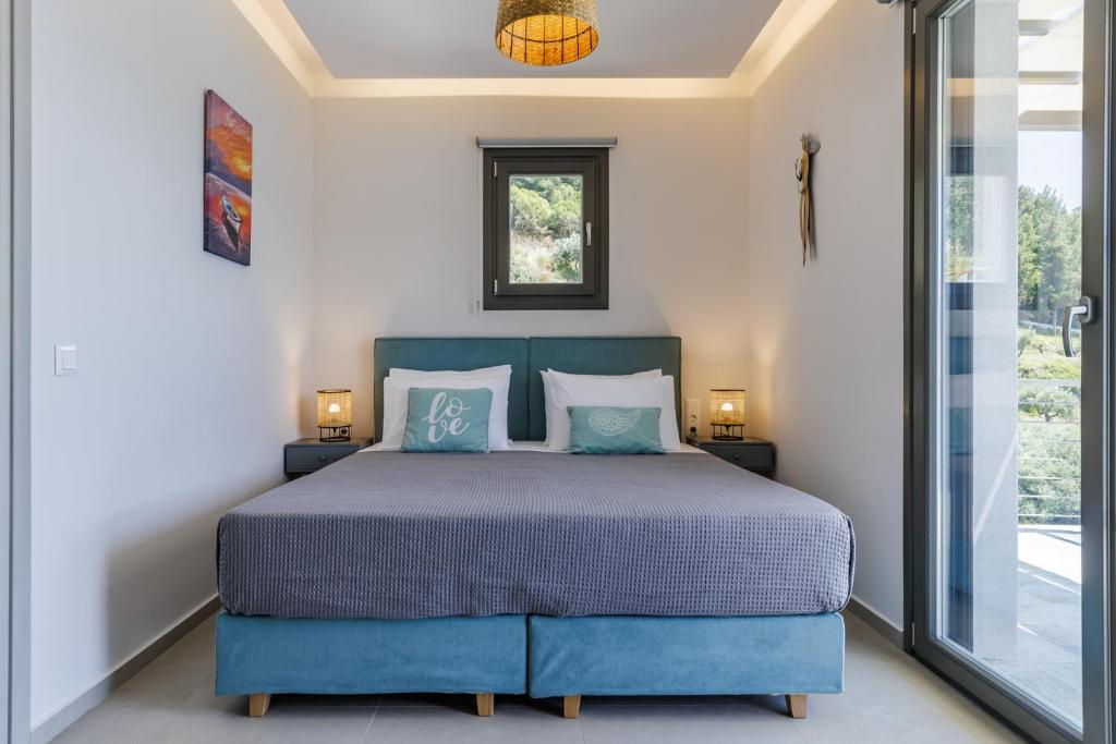 Postel nebo postele na pokoji v ubytování Pasithea Skopelos Retreat