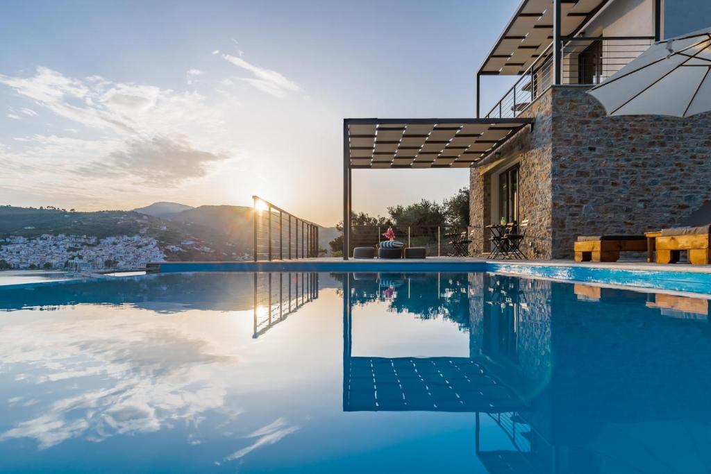 Bazén v ubytování Pasithea Skopelos Retreat nebo v jeho okolí