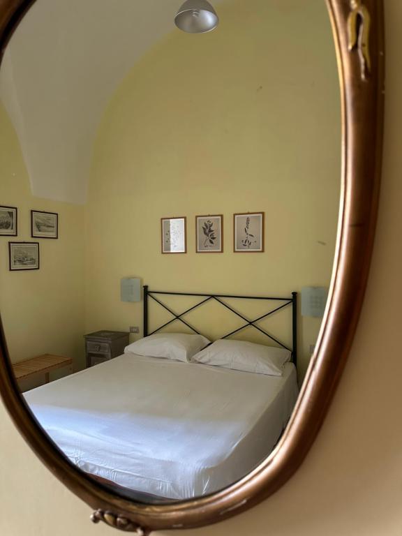 a mirror reflection of a bed in a bedroom at Anfiteatro in Formia