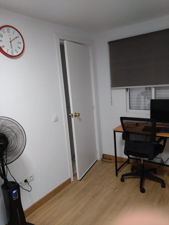 Televízia a/alebo spoločenská miestnosť v ubytovaní Room as a Service - El Mejor en el Centro de Malaga