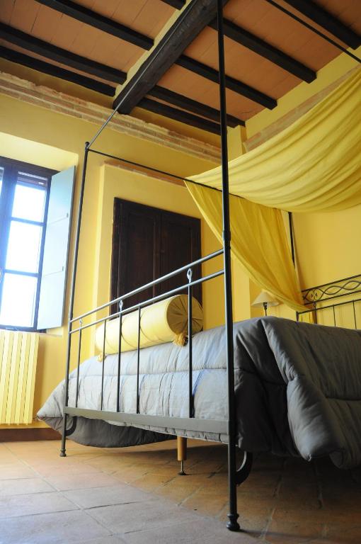 een slaapkamer met een bed in een kamer bij Gattamelata, Historic Flat with Modern Comforts in Migliano