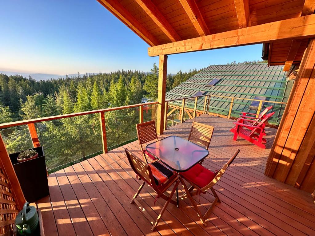 Balkón nebo terasa v ubytování Myra Canyon Lodge