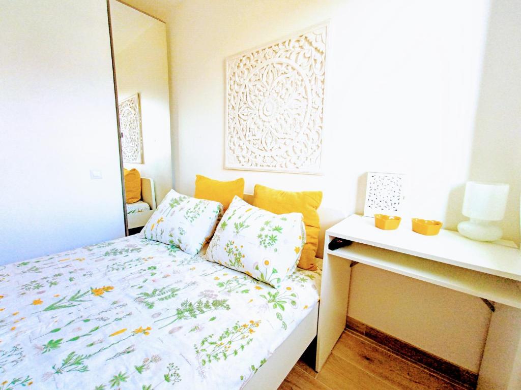 um pequeno quarto com uma cama e uma janela em Private room in renovated apartment - Tram 1 min walk em Nice