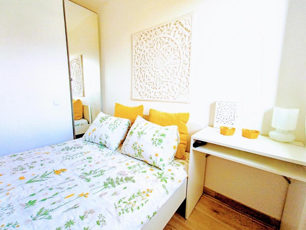 Posteľ alebo postele v izbe v ubytovaní Private room in renovated apartment - Tram 1 min walk