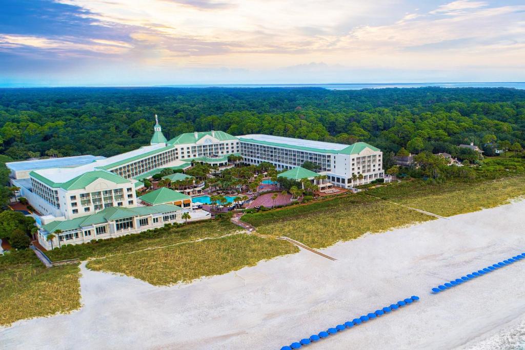 ヒルトン・ヘッド・アイランドにあるThe Westin Hilton Head Island Resort & Spaのビーチのリゾートの空中ビュー