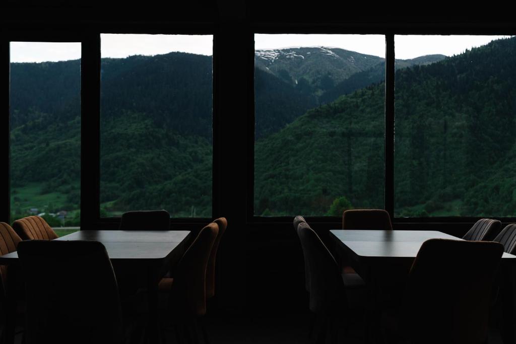 Nespecifikovaný výhled na hory nebo výhled na hory při pohledu z hotelu