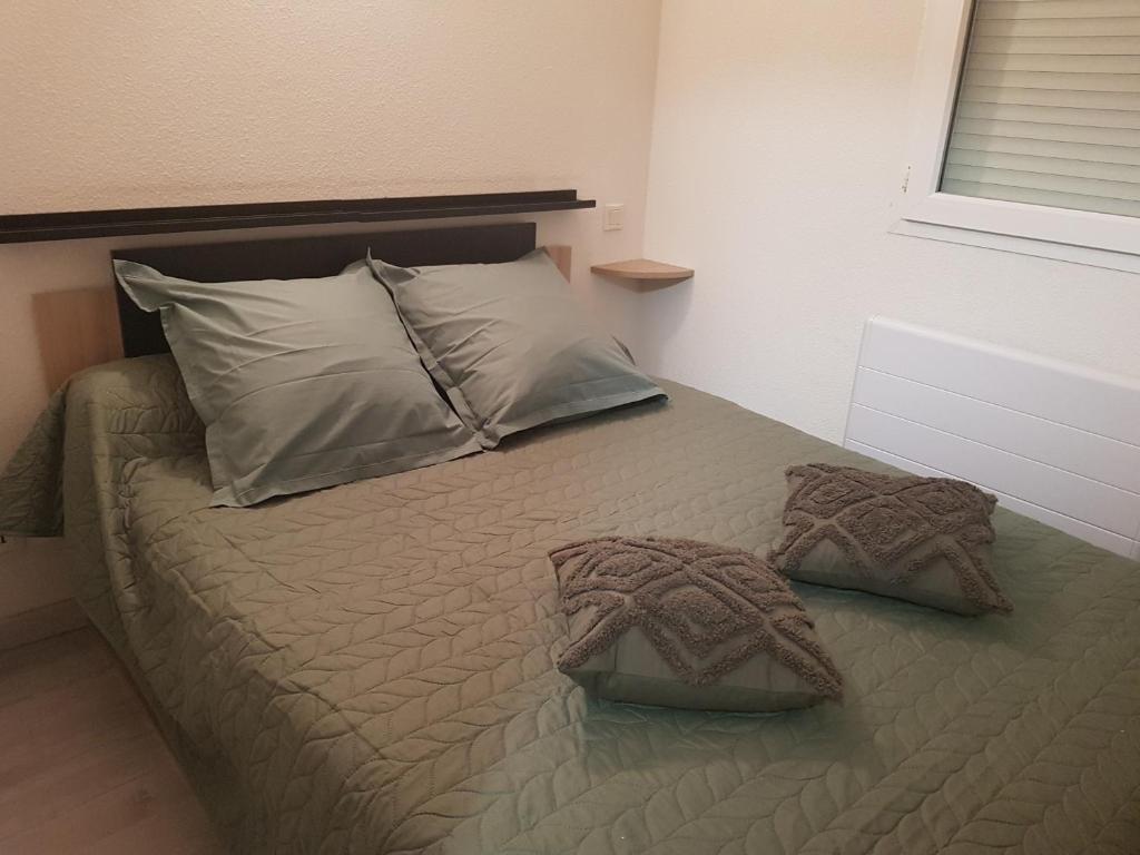 Uma cama ou camas num quarto em T2 avec balcon plein sud