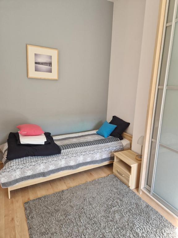 Posteľ alebo postele v izbe v ubytovaní Apartamenty „Lofty w piecowni”