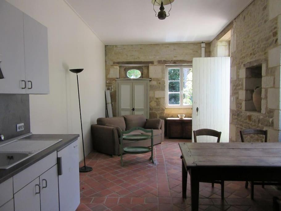 Virtuvė arba virtuvėlė apgyvendinimo įstaigoje Maison avec piscine non chauffée & partagée, 50m2 à 24km de La Rochelle