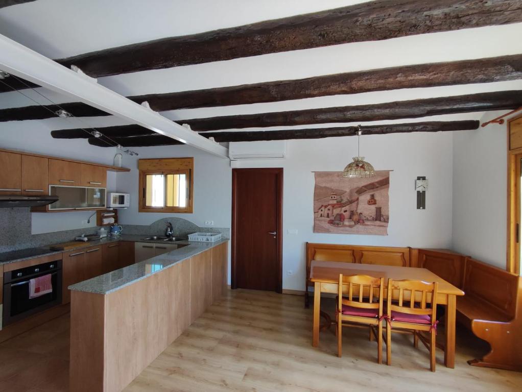 cocina con mesa y sillas en una habitación en Cala Monica, en Camarasa