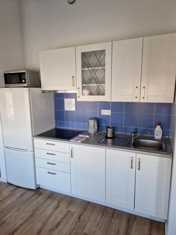 Kuchyňa alebo kuchynka v ubytovaní Apartamenty „Lofty w piecowni”