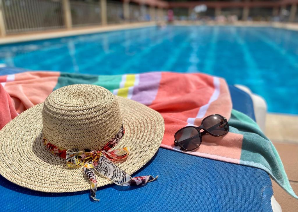 Poolen vid eller i närheten av ALMA BEACH ESTARTIT