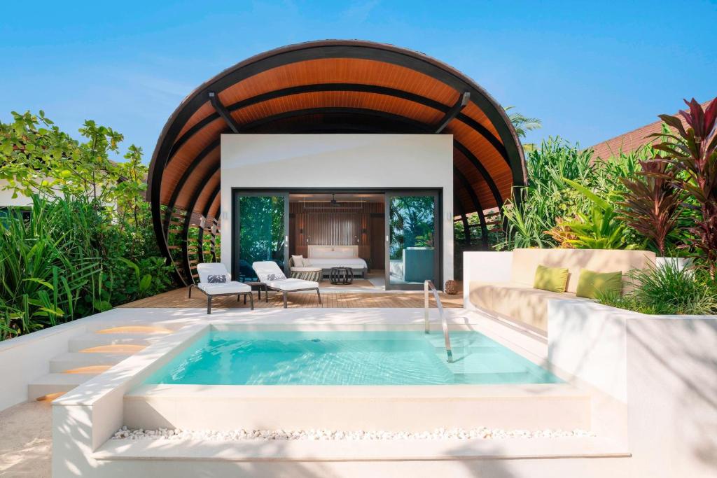 Bazén v ubytování The Westin Maldives Miriandhoo Resort nebo v jeho okolí