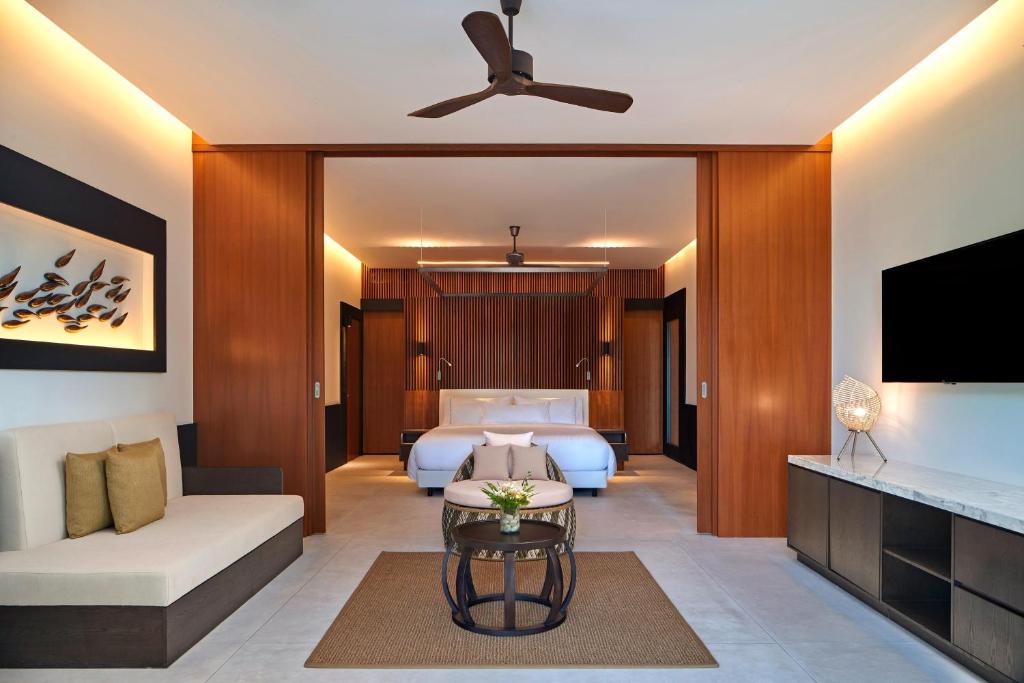 Postel nebo postele na pokoji v ubytování The Westin Maldives Miriandhoo Resort